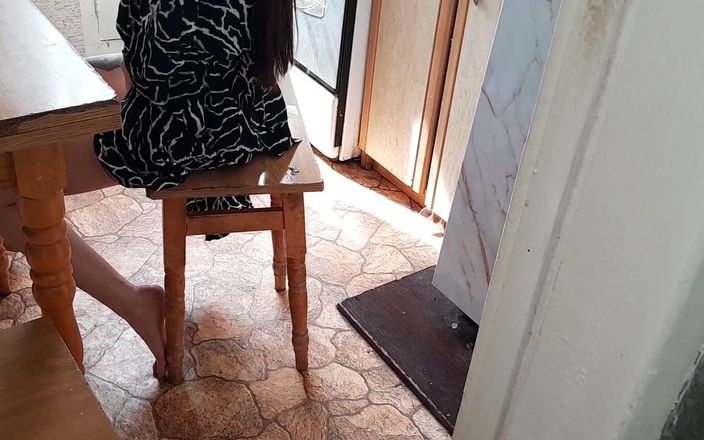 Lesbian-illusion: Je regarde ma voisine se masturber dans la cuisine et...