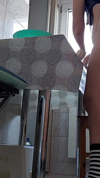 Âm hộ tóc nâu rậm lông, bộ ngực to, người phụ nữ có lông gợi cảm trong nhà bếp. Bà mẹ gợi cảm, âm hộ đầy lông, mông to