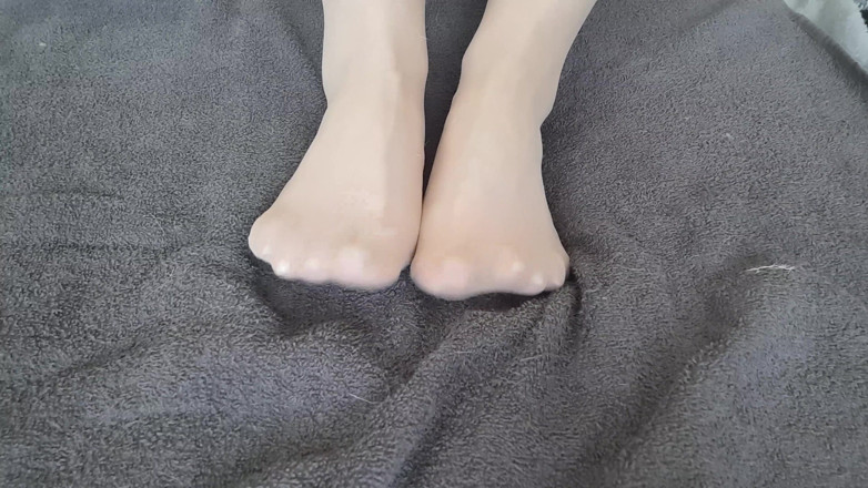 Curly_Dreams: ฉันจะแสดงเท้าไนลอนของฉันให้คุณดู