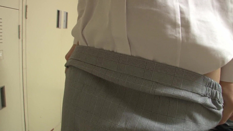 Japanese tight Pussies: jaapaani aakarshak lokar room men apna sharir dikhaati hai