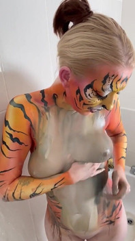 Joc solo de duș cu tigerpaint bodypaint