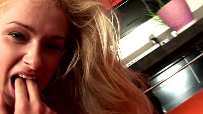 Adultunes: Lillian ottiene una doppia penetrazione profonda