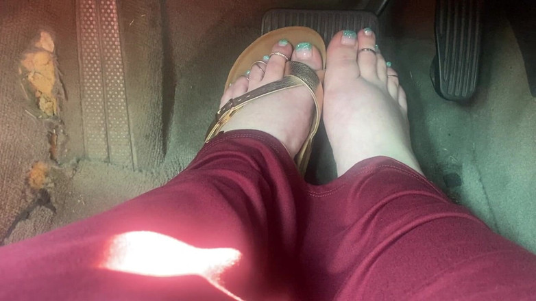 BellaBlast: Mengepam pedal dalam sandal - memandu dengan satu kaki pada gas...