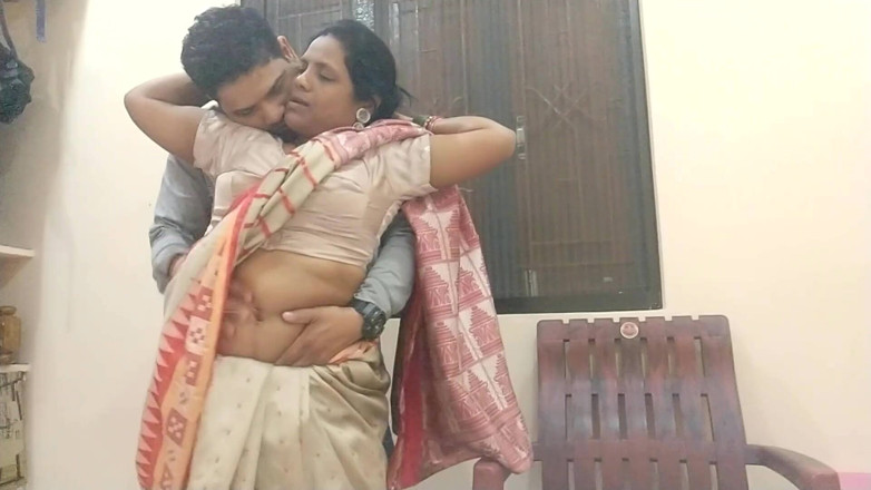 Popmini: Professeur indienne excitée, sexe torride dans un beau sari avec...
