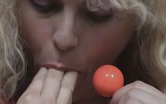Sabine Sweet: Tatlı orta yaşlı seksi kadın azgın ıslak deliğine yumruk soktu