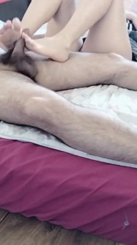 妻が私にフットジョブをしてくれます
