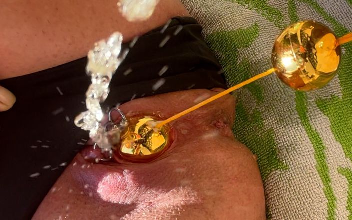 Aqua Pola: आउटडोर में पेशाब के दौरान मेरी चूत से गेंदों को धक्का दो