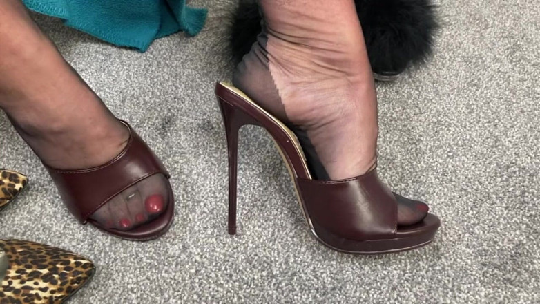 Mr MF: Mrs Mature Feet Wearing Her Original Harmony Points and Doing...