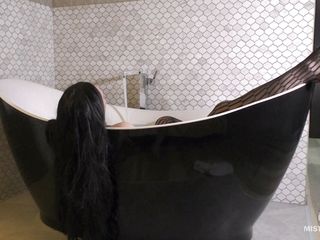 Mistress Legs: 穿着黑色渔网的女主人在浴缸里挑逗并被忽视