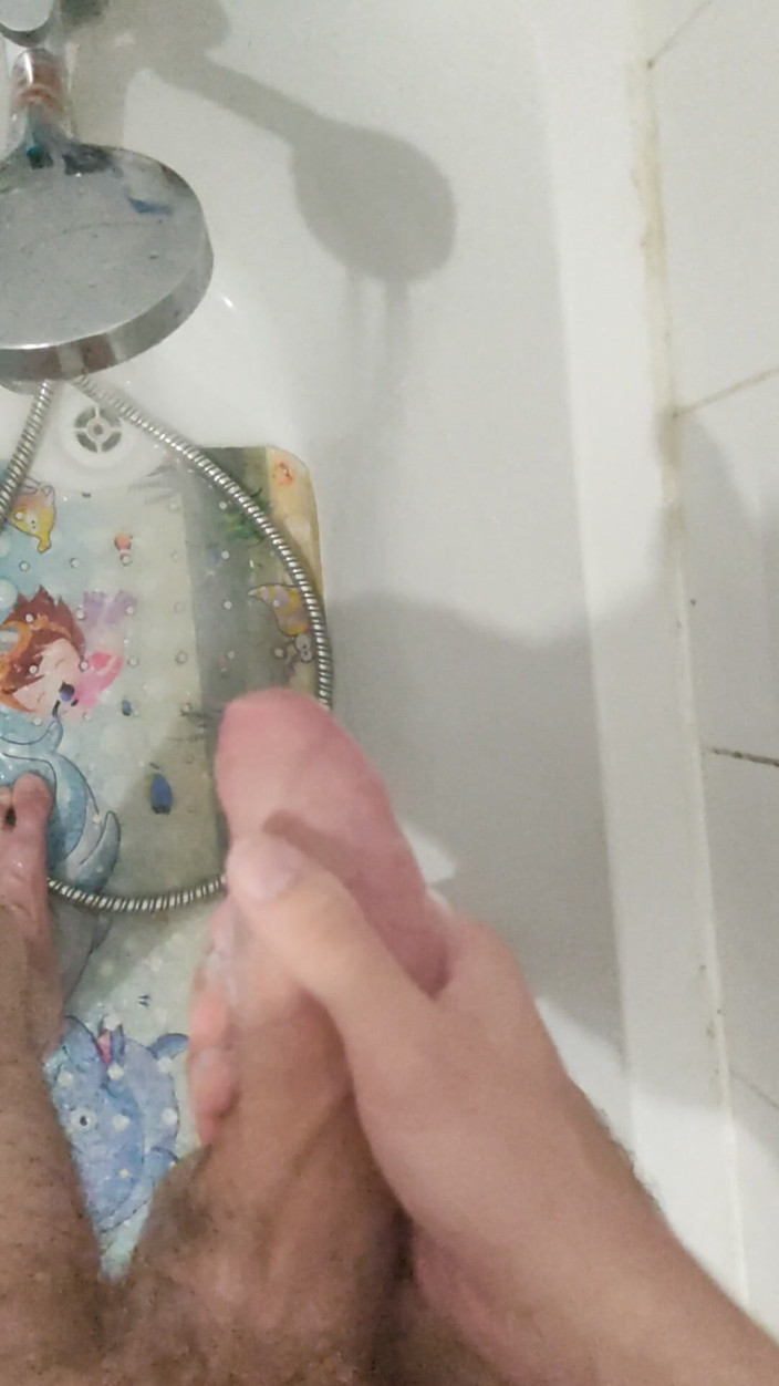 TwinkBigass: Masturbace velkého tlustého penisu ve sprše