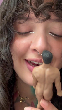 Das mädchen mit dickem hintern sitzt auf ihrem neuen sextoy, einem winzigen geschrumpften mann