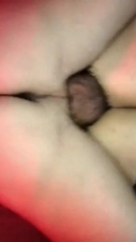 Suami cuckold amatur membenarkan kawannya berkongkek dan creampie isterinya di parti