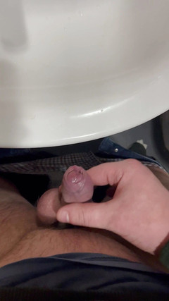 Young cum: 一个年轻人在一个在镜头前拍摄自己的地方自慰并高潮