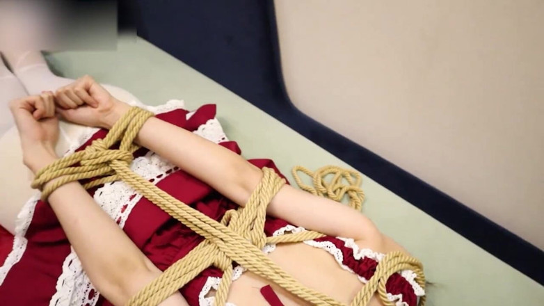 Aisan girl bondage: Beyaz çoraplı jw1-a kız hogtie bondajı olarak bağlandı