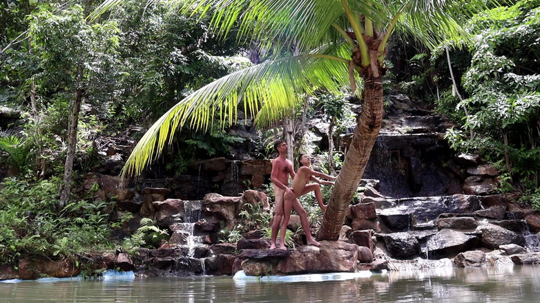 Magia Rosa: Allein in einem Wasserfall