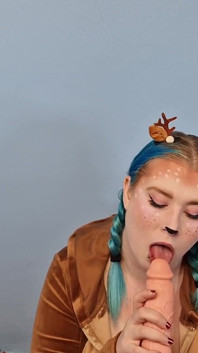 Ssanie grubego dildo w stroju renifera - Solo Girl
