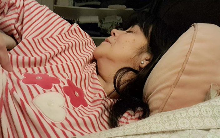 Mommy big hairy pussy: Im bett mit einer jungen liebhaberin fühle ich es hart
