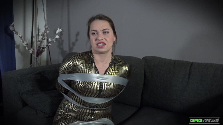 Gag Attack: Olga - catburglar in bondage con il nastro