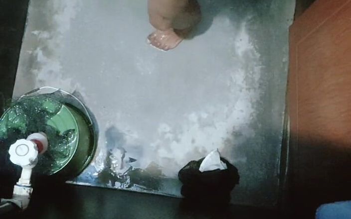 Indian BBC: La mia sorellastra mi vede durante il bagno nudo. Guarda...