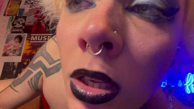 Glitterqueen1999: Готична ніздрі лущиться, потирає ділдо, слинотеча в помаді