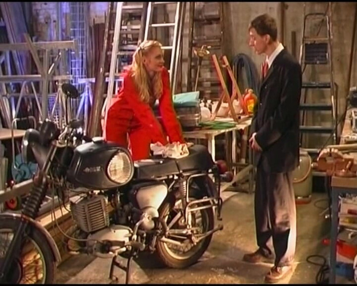 Deutsche XXX Filme: Tato elegantní blonďatá dáma z Německa si ráda hraje se...