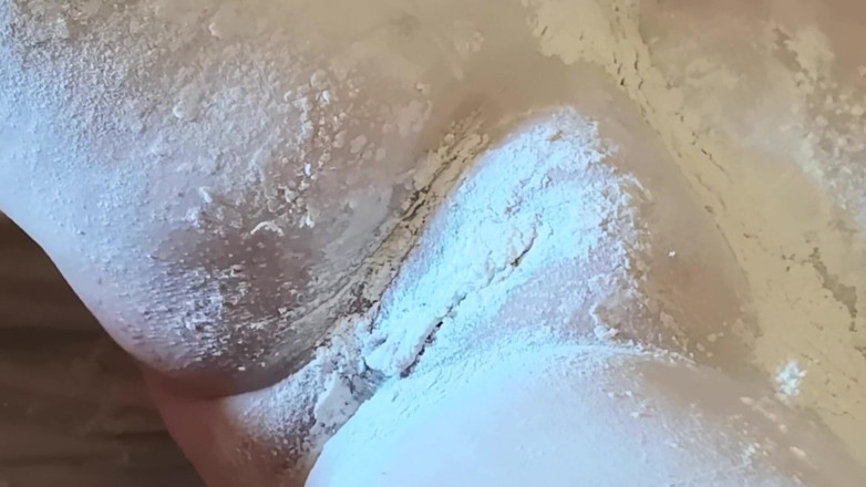 Bouncy Tits Action: Pudern und schlagen sie ihre muschi hart