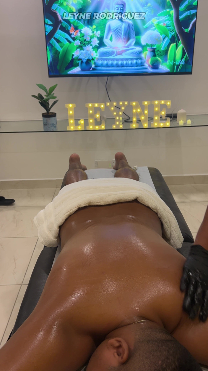 Leyne Rodriguez: Leyne Rodriguez: 마사지 유니폼을 입은 핫한 라틴계 여자