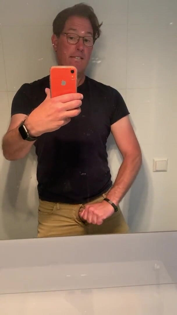 TJenner: Sesión de paja de hoy, mostrando mi polla roja, palpitante