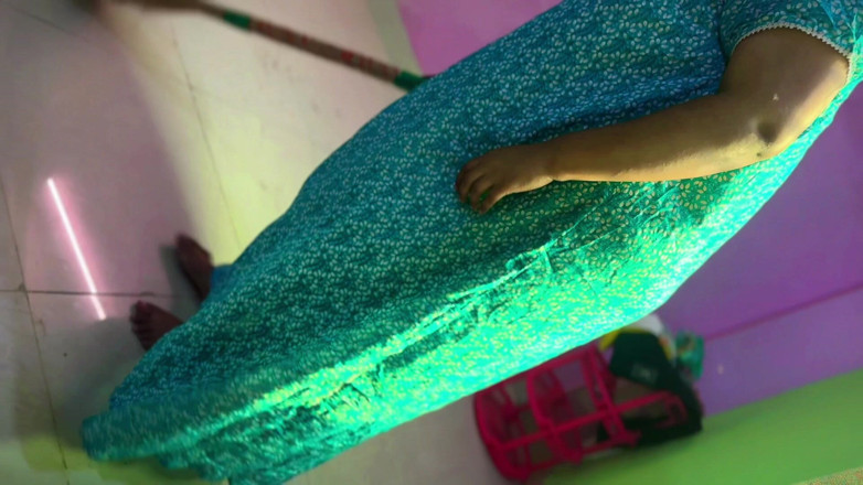 Your Boy's Cum: 視点:ホットなインド人で大きなお尻のメイドが私の部屋を掃き、彼女の裸のお尻が見える