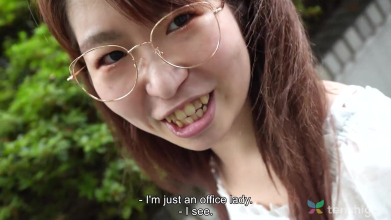 Tenshigao: Kantoormedewerker miss Momoko Azuma in haar eerste video voor volwassenen