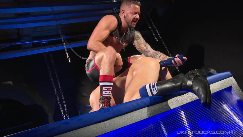 UK Hot Jocks: Hugh bị nhồi bởi dolf