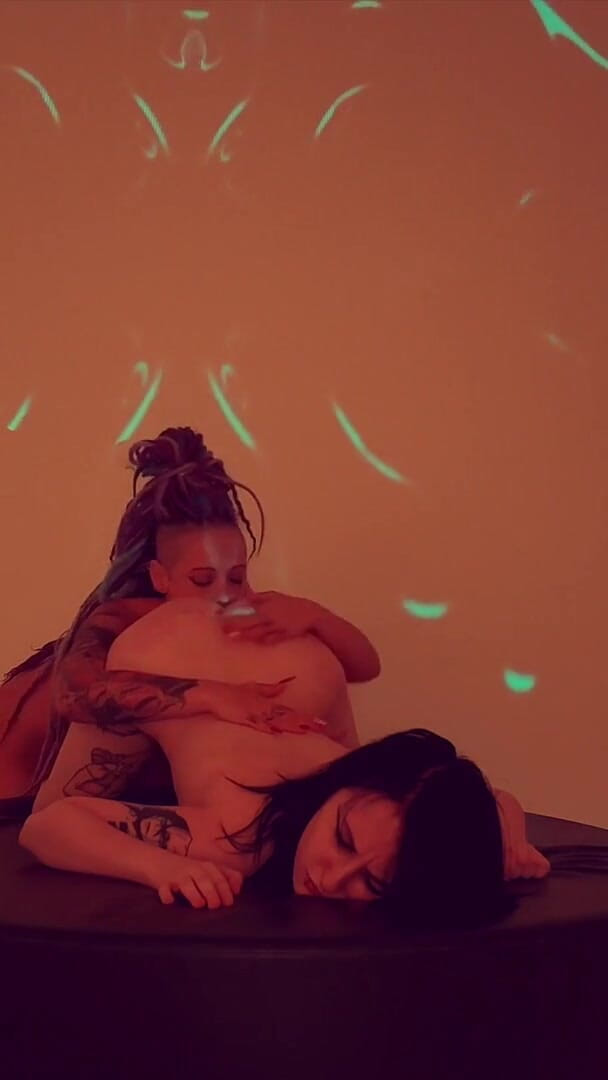 EdgesOfReality: mere bare taitoo vaale daidi aur chhoti emo larki ke...