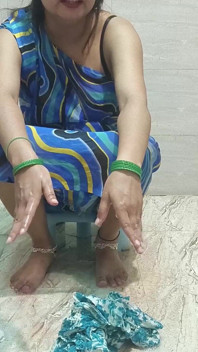 Mama vitregă îl lasă pe fiul vitreg să o fută în timp ce curăță hainele