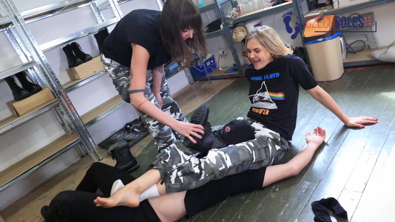Czech Soles - foot fetish content: Militärmädchen genießen es, ihre sockensklavin zu erniedrigen