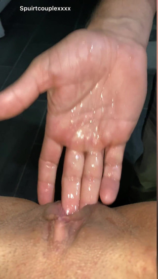 Spuirtcouplexxxx: Hot pussy squirt on the kitchen