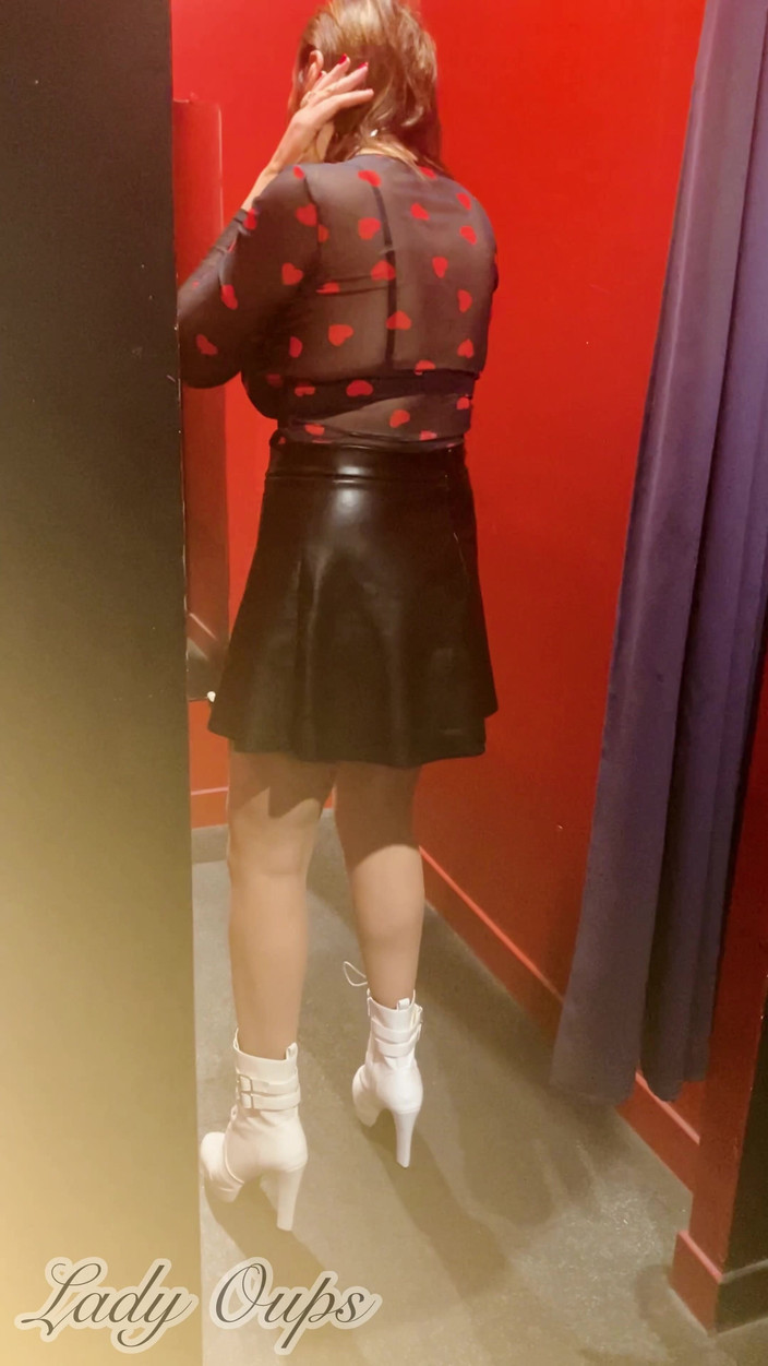 Lady Oups: Ausstellung im Sexshop als Hure mit oberschenkelplug und devotem Halsband