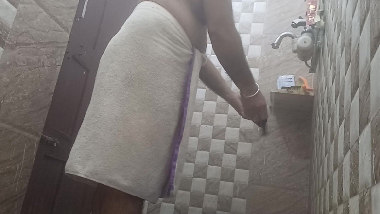 Austin Rose: Un vieux sexy se baigne à poil