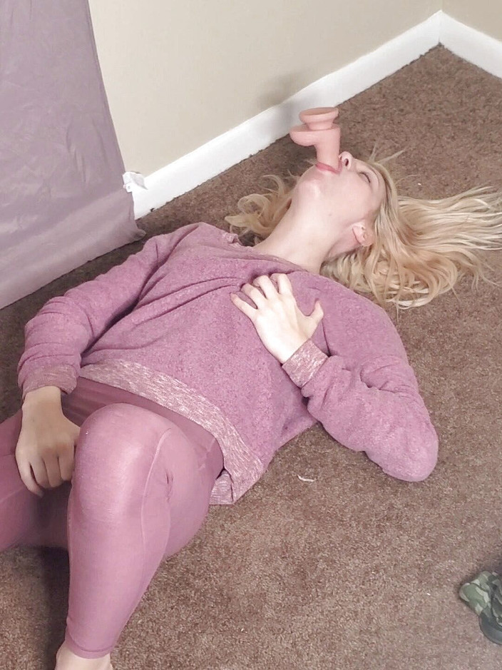 Hoeshow: Füße spielen und blowjob mit dildo