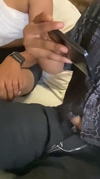 Sora mea vitregă indiană este singură în camera ei și eu vin să o fut