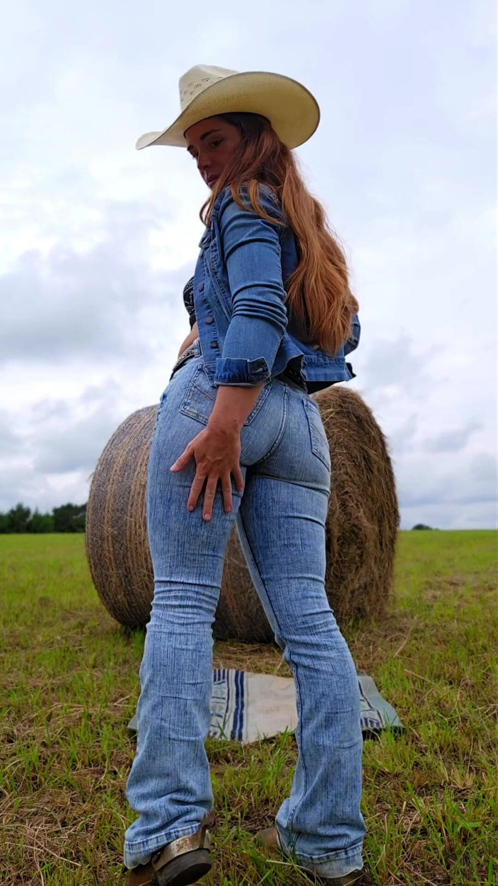 NaughtyRedFarmgirl: Cowgirl a piedi nudi si spoglia e macina il tacco...