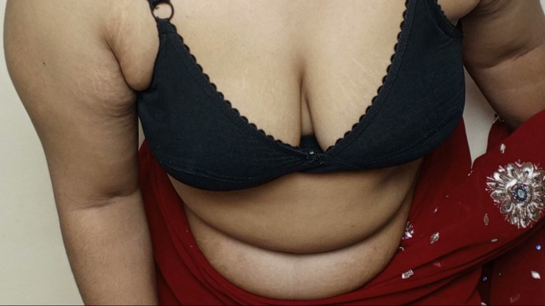 Nadiyabd: Beautiful Girl Red Saree Big Boobs Press - Indian Desi Hot...