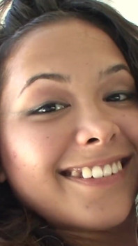Ragazza bruna succhia un cazzo e si fa sbattere analmente
