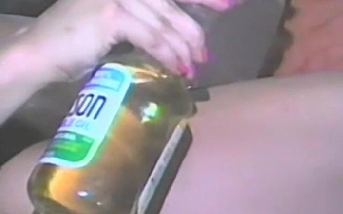 Homegrown Video: ゴミのようなブロンドは彼女のトリミングされた猫を叩かれます