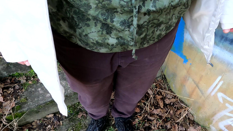 Bouncy Tits Action: Trenul trece în timp ce îi plesnește țâțele și vaginul