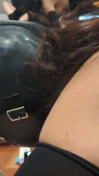 MILF prend une bite dans sa bouche à l’envers, point de vue