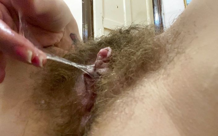 Cute Blonde 666: Grande clitoride orgasmo strofinando la figa pelosa ragazza pelosa amatoriale