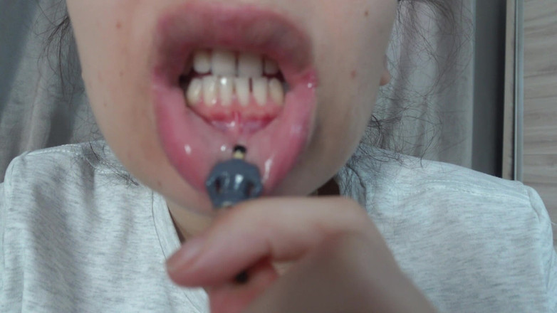 AmayaMori: Mijn reuzin stiefzus speelt tandarts met kleine stiefbroer,