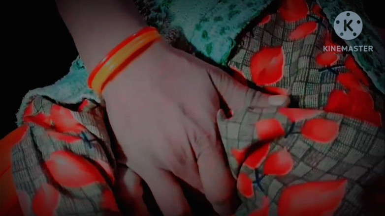 TricolorMusic3: 내 가장 친한 친구가 내 휴대 전화에서 친구의 자위 비디오를 보냈지 만 그녀의 마스를 보라고 말하기에는 너무 부끄러워서