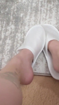 Footboy Rewarded Dengan Kaki Nilon Dan Kaki Slender Bertatu Menyembah Kaki