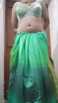 Gaurisissy แต่งตัวข้ามเพศอินเดียและเล่นกับนมใหญ่ของเธอในชุดส่าหรีสีน้ําเงิน เย็ดถ่ายเองของจริง